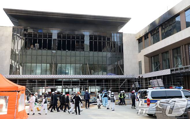 16일 부산 기장군 반얀트리 호텔 신축 공사장 화재 현장에서 경찰과 과학수사대 화재감식팀, 소방 당국, 국립과학수사연구원, 국립재난안전원 등 관계자들이 합동 감식을 하기 위해 이동하고 있다. 2025.2.16/뉴스1 ⓒ News1 윤일지 기자