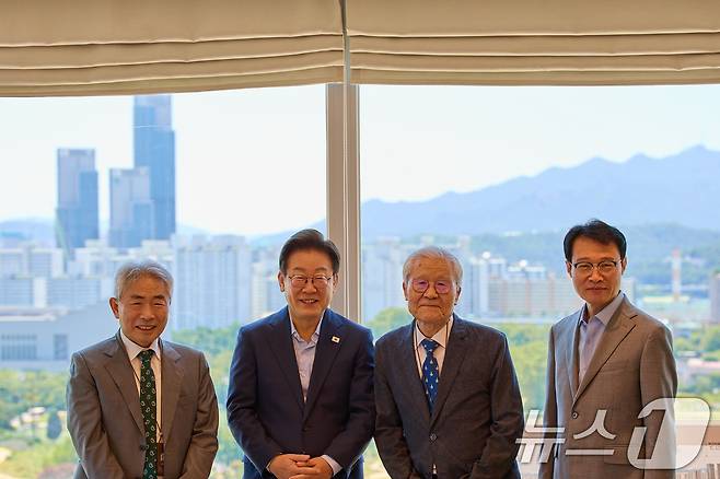 이재명 대통령이 11일 서울 용산 대통령실 청사에서 열린 언론인 오찬 회동에서 참석자들과 함께 기념촬영을 하고 있다. 왼쪽부터 정규재 전 한국경제신문 주필, 이 대통령, 조갑제 전 월간조선 편집장, 이규연 홍보소통수석. (대통령실 제공. 재판매 및 DB 금지) 2025.7.11/뉴스1 ⓒ News1 허경 기자