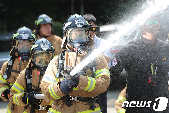 기록적인 폭염이 이어지고 있는 3일 서울 서초구 서울소방학교에서 제108기 신규임용자과정에 입교한 소방공무원 임용후보자들이 시민의 생명을 지키는 소방관이 되기 위해 구슬땀을 흘리고 있다. 2018.8.3/뉴스1 ⓒ News1 허경 기자