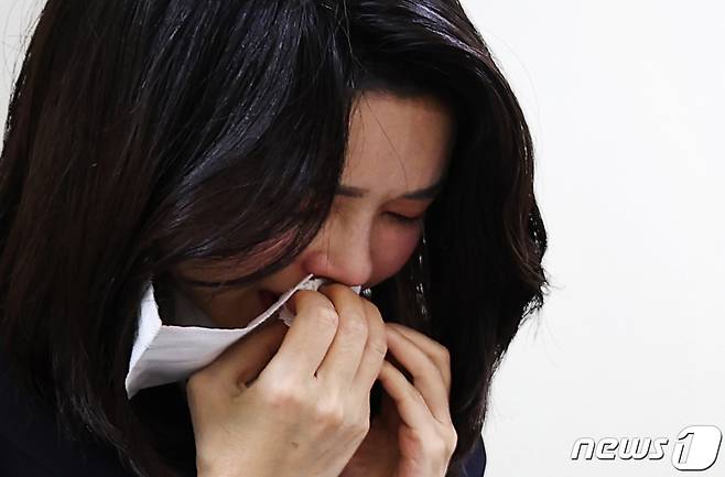 윤석열 대통령 부인 김건희 여사가 10일 서울 이대목동병원 장기이식센터에서 이태원 참사'로 뇌사 판정 후 장기 기증을 결정한 국군 장병 가족의 장기 기증 서약 모습을 지켜보며 눈물을 흘리고 있다. (대통령실 제공) 2022.11.10/뉴스1 ⓒ News1 오대일 기자