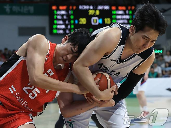 11일 오후 경기도 안양 정관장 체육관에서 열린 하나은행 초청 2025 남자농구 국가대표 평가전 대한민국과 일본의 경기에서 문정현이 일본 카와시마 유토와 치열한 볼다툼을 벌이고 있다. 2025.7.11/뉴스1 ⓒ News1 박정호 기자
