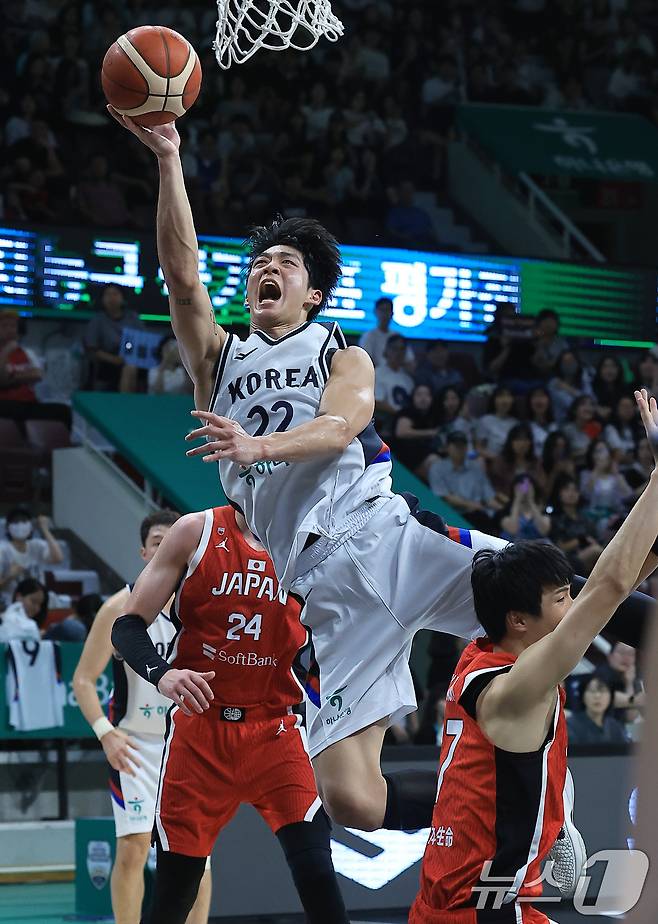 11일 오후 경기도 안양 정관장 체육관에서 열린 하나은행 초청 2025 남자농구 국가대표 평가전 대한민국과 일본의 경기에서 여준석이 레이업슛을 시도하고 있다. 2025.7.11/뉴스1 ⓒ News1 박정호 기자