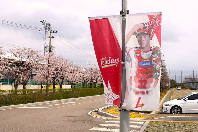 퓨처스필드 가로등에 설치된 이율예의 배너. 사진=SSG 랜더스