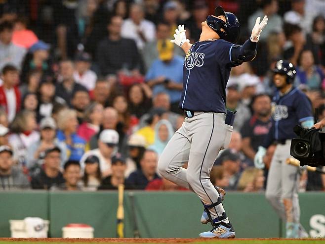 김하성이 4회초 좌월 투런홈런을 터띄린 뒤 두 팔을 벌린 채 홈을 밟고 있다. AFP연합뉴스