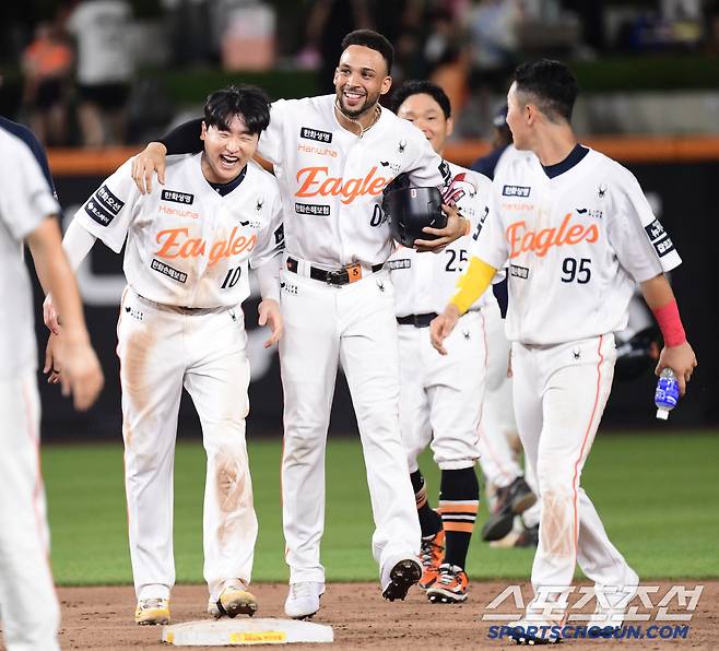 문현빈의 끝내기 안타에 기쁨을 나누고 있는 이진영, 리베라토.