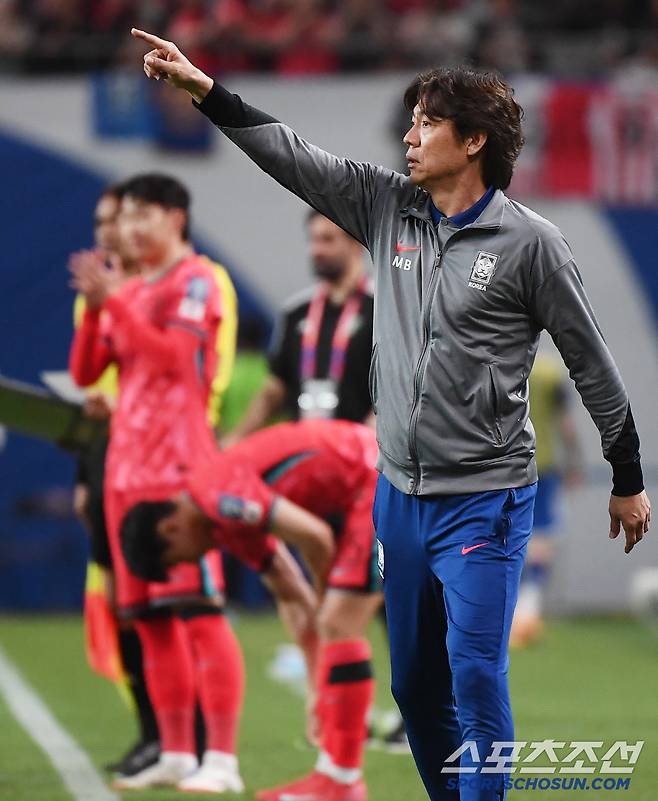 10일 서울월드컵경기장에서 열린 대한민국과 쿠웨이트의 2026년 북중미월드컵 아시아 3차예선 B조 최종전. 손흥민이 후반전 교체 멤버로 출전하는 가운데 홍명보 감독이 작전 지시를 하고 있다. 상암=정재근 기자 cjg@sportschosun.com/2025.6.10/