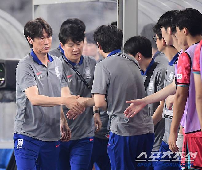 7일 축구대표팀이 용인미르스타디움에서 동아시안컵 중국과 첫 경기를 펼쳤다. 축구대표팀이 중국에 승리했다. 경기 종료 후 선수들과 악수를 나누는 홍명보 감독. 용인=송정헌 기자songs@sportschosun.com/2025.07.07/
