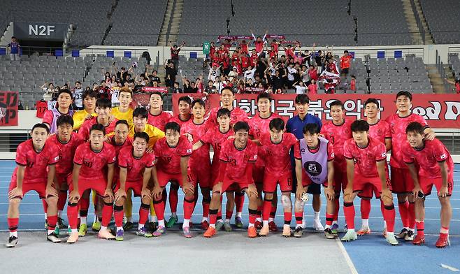 중국전 승리한 한국

    (용인=연합뉴스) 홍기원 기자 = 7일 경기도 용인미르스타디움에서 열린 2025년 동아시아축구연맹(EAFF) E-1 챔피언십(동아시안컵) 남자부 1차전 한국과 중국의 경기. 3-0으로 승리한 한국 선수들이 붉은악마와 기념사진을 찍고 있다. 2025.7.7