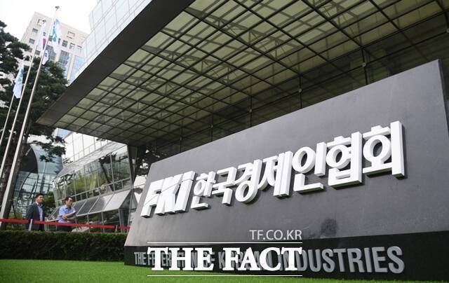 한국경제인협회는 시장조사 전문 기관 모노리서치에 의뢰해 진행한 2025년 하반기 수출 전망 조사를 통해 하반기 국내 수출이 전년 동기 대비 평균 1.6% 감소할 것으로 전망된다고 10일 밝혔다. /이새롬 기자