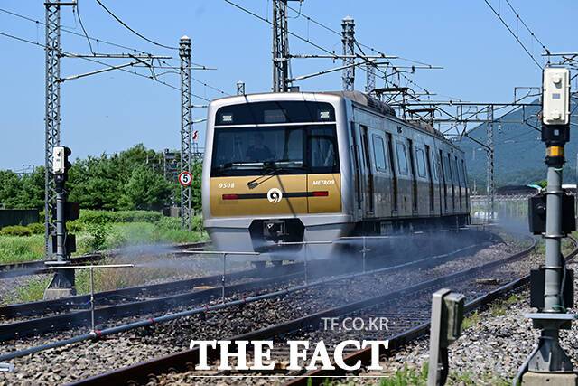 11일 오전 서울 강서구 9호선 개화 차량기지에서 철도 온도가 48도를 넘으면 자동살수 되는 '레일살수 장치'가 가동되고 있다. /남윤호 기자