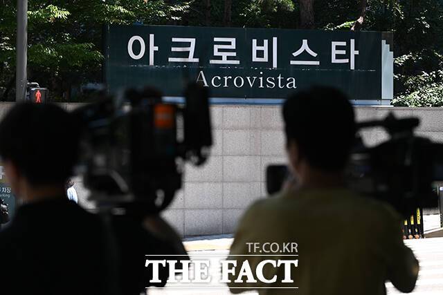 윤석열 전 대통령의 사저인 서울 서초구 아크로비스타에서 압수수색을 진행 중인 가운데 취재진이 대기하고 있다.