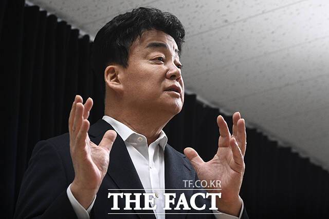 11일 경찰 등에 따르면 지난 5월22일 예산군은 지난해 열린 맥주축제에서 더본코리아 측이 식품용 기구 및 용기에 맞지 않는 농약분무기 등을 사용했다며 식품위생법 위반 혐의 고발장을 접수했다. /서예원 기자