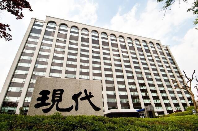 가덕도 신공항 부지조성 공사를 포기한 현대건설을 제재해야 한다는 목소리가 정치권과 부산 시민들 사이에서 나오고 있다. 건설업계 일각에서는 "우선협상대상자 단계에서 사업을 포기한 현대건설에게 패널티를 주는 것은 불합리하다"는 지적이 나온다. /현대건설