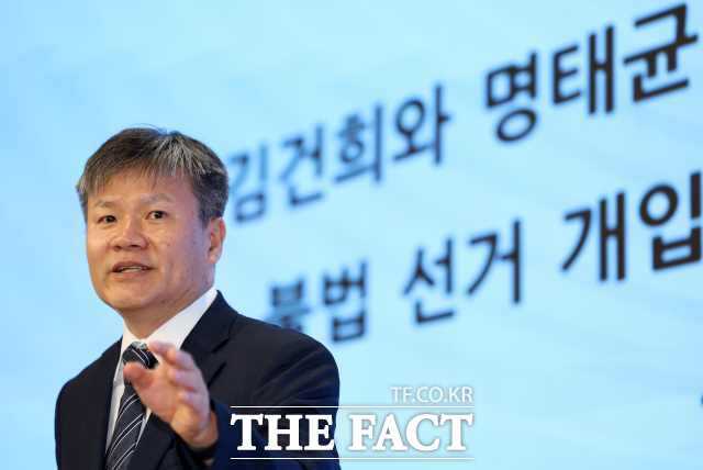 김건희 여사의 '집사'로 알려진 김예성 씨가 언론을 통해 자진 출석 의사를 밝혔지만, 민중기 특별검사팀은 직접적인 연락을 받은 적이 없다며 정식 절차를 통한 접촉을 촉구했다. 김건희 여사 의혹을 수사하는 민중기 특별검사팀의 문홍주 특검보가 지난 7일 서울 종로구 KT광화문빌딩 웨스트에 마련된 사무실에서 정례 브리핑을 마친 뒤 취재진 질문에 답하고 있다. /뉴시스