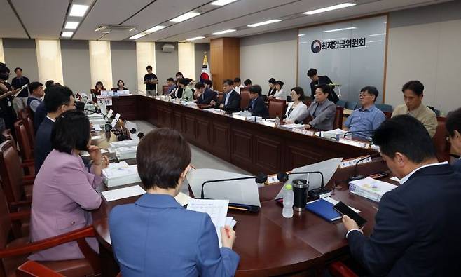 10일 정부세종청사에서 열린 최저임금위원회 제12차 전원회의 모습. 연합뉴스