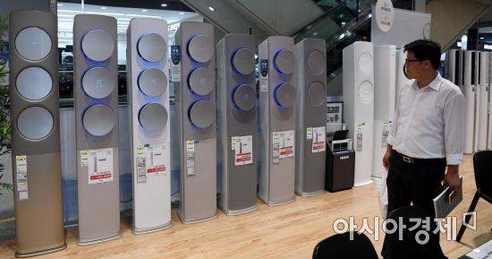 폭염과 열대야로 기록적인 무더위가 계속되면서 에어컨 판매가 급증하고 있다. 김현민 기자 kimhyun81@