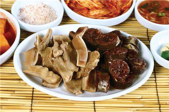 닉 디지오바니는 순대, 튀김, 어묵탕 등도 먹었는데  모두 입맛에 딱 맞는 건 아니었지만, 종류의 다양함은 인상적이었다고 했다. 사진은 기사 내용과 무관한 순대 자료사진