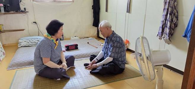 11일 오후 광주 남구 월산동 한 쪽방촌에서 선애자 생활지원사가 신극일씨 집을 방문해 대화를 나누고 있다. 민찬기 기자