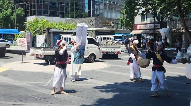 11일 오후 개인전 '섞임 긴 기다림의 미학 그리고 농악' 일환으로 인사동 일원에서 진행한 농악 퍼포먼스. 서믿음 기자