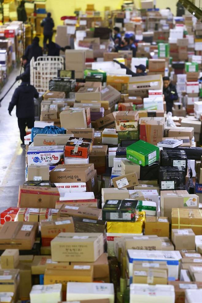 설 명절을 앞둔 지난 1월21일 오전 서울 광진구 동서울우편물류센터에 택배가 쌓여있다. 연합뉴스