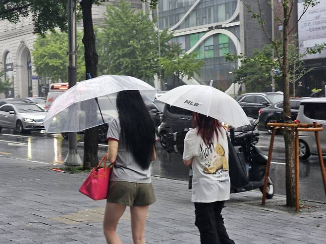 서쪽·내륙 폭염·열대야…다음 주 수도권 장맛비 '고온다습'[주간날씨]= 중부지역에서 마른장마가 계속되고 있는 가운데, 수요일부터 수도권과 강원영서 등 중부지방은 다시 2025년 장마전선의 영향으로 비가 내릴 가능성이 있겠다. &nbsp;오늘날씨, 내일날씨, 주간날씨 예보 ⓒbnt뉴스