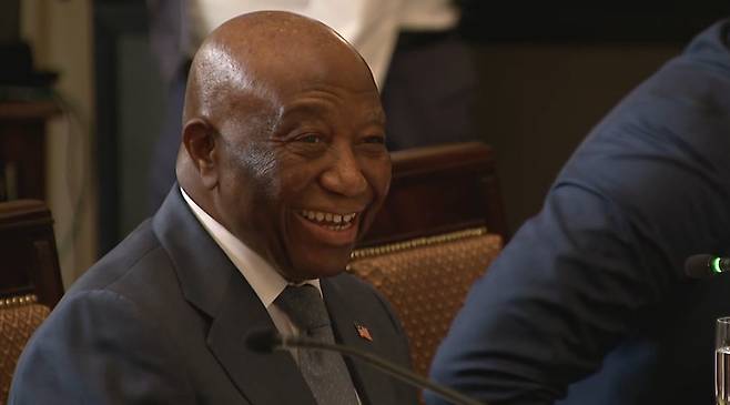 조셉 보아카이 라이베리아 대통령이 도널드 트럼프 미국 대통령의 영어 칭찬에 웃어 보이고 있다. /NBC