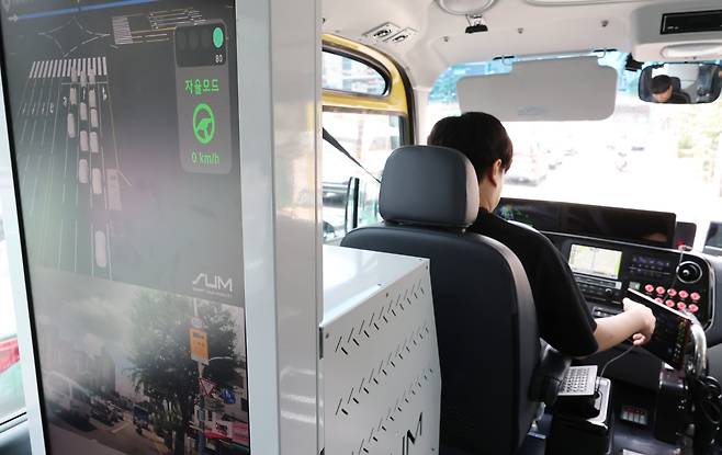 지난 1일 서울 동작구 숭실대학교 인근 도로에서 자율주행 버스가 시범운행하고 있다. 화면 속에서 현재 버스의 자율주행 여부, 주변 교통상황을 볼 수 있다. /장경식 기자