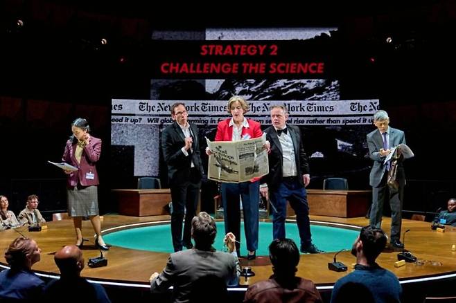 웨스트엔드에서 전석 매진 행렬로 화제를 모은 연극 '교토'. /로열셰익스피어컴퍼니, 사진가 마누엘 할란