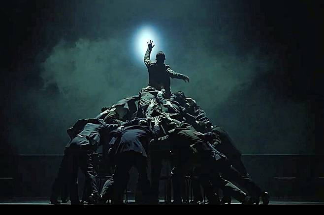 실험극단 컴플리시테 예술감독 사이먼 맥버니와 현대무용단 네덜란드 댄스 시어터(NDT)가  함께 만든 ‘멸종의 숫자들(Figures in Extinction)’. /네덜란드 댄스 시어터