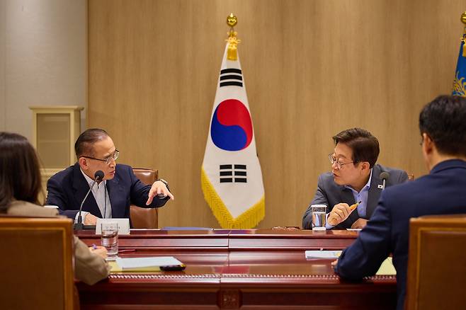 李대통령, 첫 NSC 주재… 안보실장과 대화 - 이재명 대통령이 10일 서울 용산 대통령실에서 열린 국가안전보장회의(NSC)에서 위성락 대통령실 국가안보실장과 대화하고 있다. 이 대통령이 주재한 첫 NSC이다. 대통령실은 "한미 동맹과 남북 관계 등 주요 안보 이슈를 짚고, 대응 방향을 중점적으로 논의했다"고 전했다. /대통령실