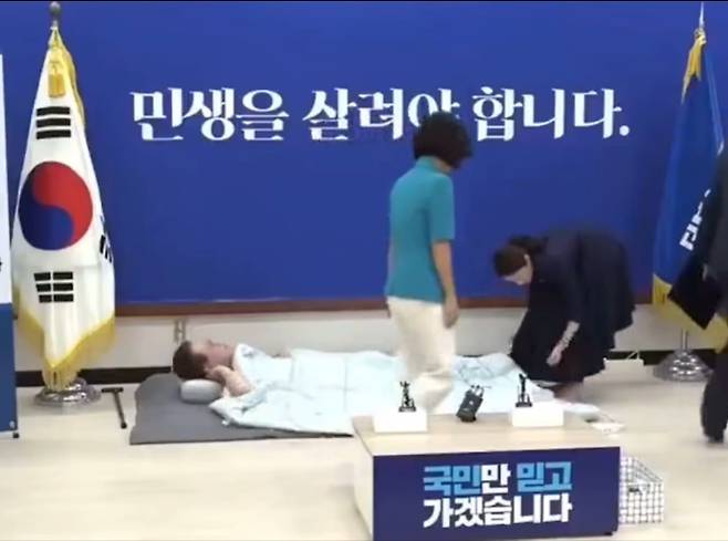 강선우 여성가족부 장관 후보자(사진 맨 오른쪽)가 지난 2023년 단식 투쟁 중 누워있는 당시 이재명 더불어민주당 대표의 이부자리를 봐주고 있는 모습. /주진우 페이스북 캡처