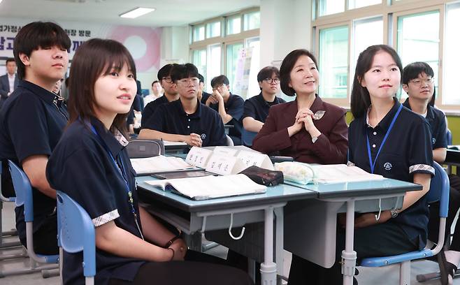 오영주 중소벤처기업부 장관이 지난 5월 27일 경기 화성 삼괴고등학교를 방문해 학생들과 청소년 기업가정신 교과목 강의를 듣고 있다. 사진과 기사 내용은 무관. /중소벤처기업부 제공
