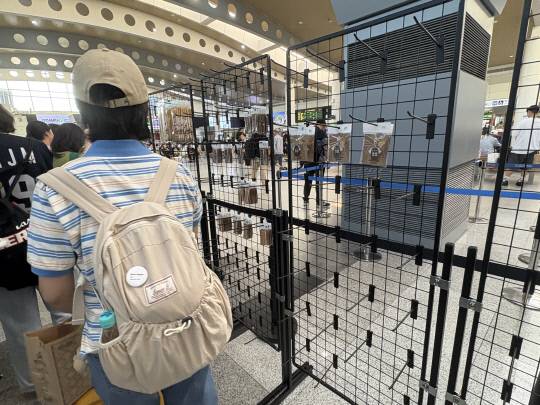 지난 10일 대전역에서 열린 KBO 올스타전 팝업스토어를 찾은 방문객이 제품 품절로 텅 빈 진열대 옆을 지나고 있다. 최다인 기자