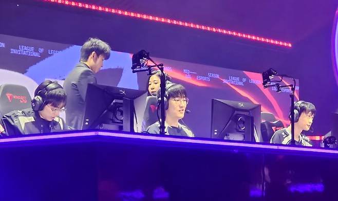 10일(현지시간) 캐나다 밴쿠버 퍼시픽 콜리시엄에서 열린 2025 MSI 패자조 최종전 경기에 앞서 AL 선수단이 장비를 점검하고 있다. ⓒ데일리안 황지현 기자