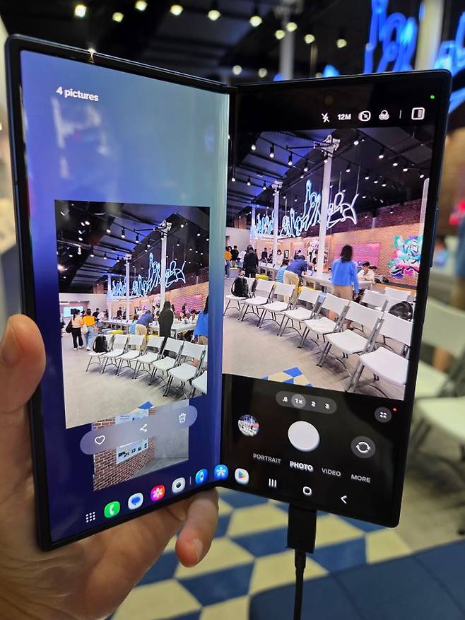 10일(현지시간) 미국 뉴욕 브로드웨이 500번지에 문을 연 '갤럭시 익스피리언스 스페이스'에 전시된 갤럭시Z폴드7를 살펴보고 있다.ⓒ임채현 기자