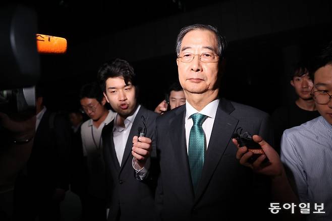 12·3 비상계엄 사태 관련 내란·외환 혐의를 받고 있는 한덕수 전 국무총리가 2일 조사를 마치고 서울 서초구 고등검찰청을 나서고 있다. 홍진환 기자 jean@donga.com