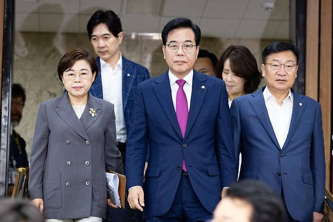 국민의힘 송언석 비상대책위원장 겸 원내대표(가운데)를 비롯한 원내지도부가 11일 서울 여의도 국회에서 열린 원내대책회의에 참석하고 있다. 앞줄 왼쪽부터 국민의힘 김정재 정책위의장, 송 비대위원장, 정점식 사무총장. 뉴스1
