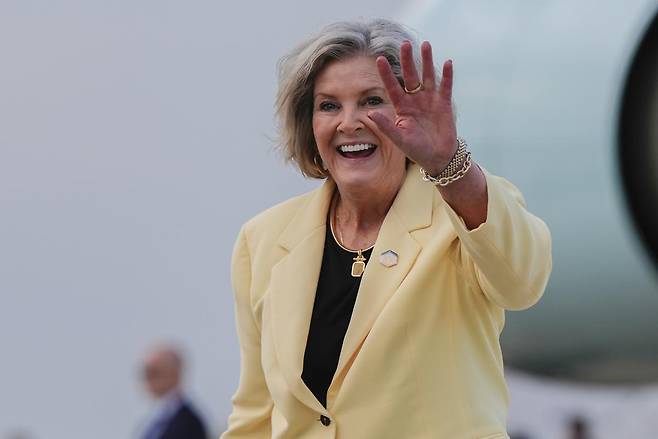 수지 와일스 백악관 비서실장이 지난달 25일(현지 시간) 미국 메릴랜드주 앤드루스 합동기지에서 에어포스원에서 하차한 뒤 취재진에게 인사하고 있다. 앤드루스합동기지=AP 뉴시스