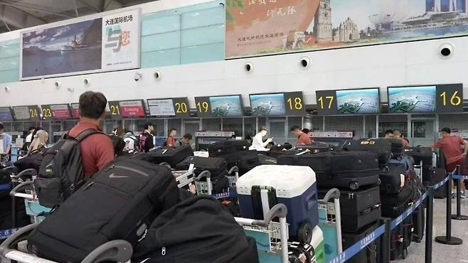 중국 축구국가대표가 한국 출국당시 가지고 나가는 캐리어들.  웨이보 캡처