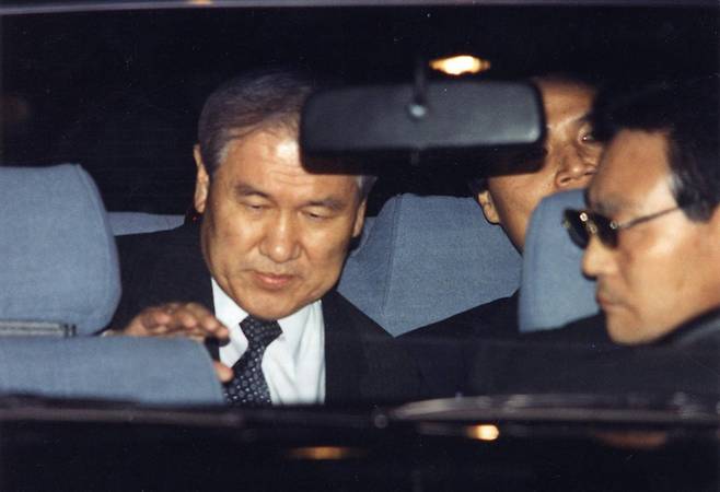 1995년 11월 대검찰청을 떠나 서울구치소로 향하는 노태우 전 대통령(왼쪽). 동아일보DB