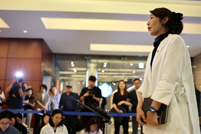 더불어민주당 현역 의원으로서 발탁된 강선우 여성가족부 장관 후보자가 지난 6월26일 인사청문회 준비 사무실이 마련된 서울 이마빌딩으로 들어서며 소감을 밝히고 있다.<연합뉴스 사진>