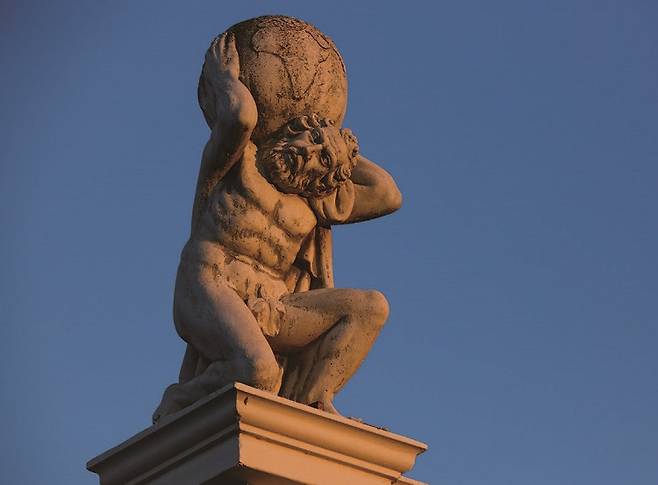 세계의 취약성, 문명의 우연성. 이 평형을 떠받치며어제와 다를 바 없는 오늘을 만들어내는 ‘누군가가있다’는 자각이 필요하다. / 사진 셔터스톡