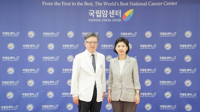 양한광 국립암센터 원장(왼쪽)과 지영미 질병관리청장이 11일 경기 고양시 국립암센터에서 열린 간담회에서 기념촬영했다.(사진=질병관리청)