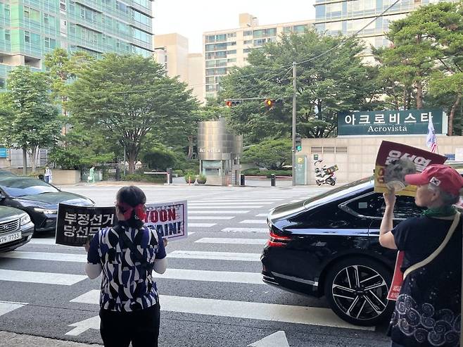 지난 9일 서울 서초구 아크로비스타 앞 윤석열 전 대통령 지지자들의 모습. 2025.7.9/뉴스1 ⓒ News1 김종훈 기자 /사진=뉴스1