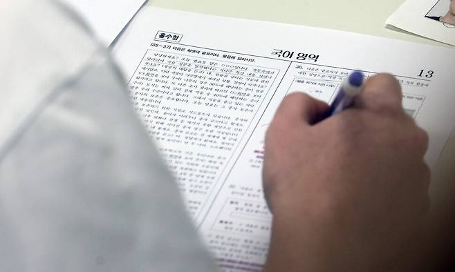 2025학년도 대학수학능력시험(수능)이 치러진 2024년 11월14일 오전 서울 서초구 반포고등학교에 마련된 고사장에서 수험생들이 시험을 준비하고 있다. 사진공동취재단
