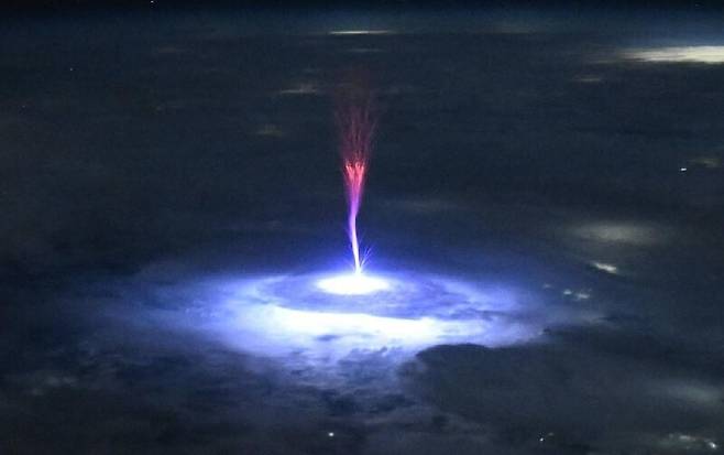 미국항공우주국 우주비행사 니콜 에이어스가 지난 3일 고도 400km 상공의 국제우주정거장(ISS)에서 촬영한 스프라이트 기상 현상. x.com/Astro_Ayers