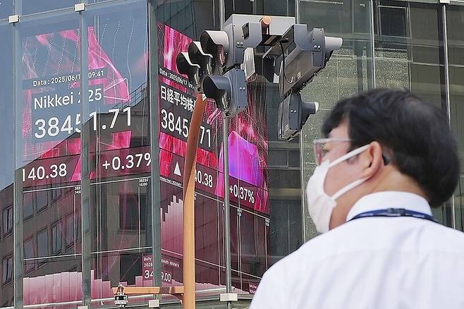 지난달 일본 도쿄 한 증권사 앞에 닛케이 지수 전광판이 보이고 있다. AP 연합뉴스