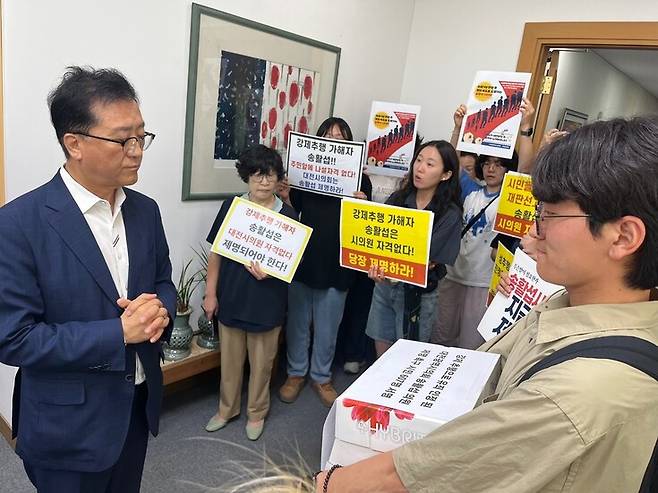 대전여성단체연합과 대전시민사회단체연대회의, 대전여성폭력방지상담소시설협의회 등 대전지역 시민사회단체 관계자들이 11일 오전 열린 대전시의회 임시회 본회의에 앞서 조원휘 의장을 찾아가 시민 600명의 ‘송활섭 의원 제명 요구 서명’을 전달하고 있다. 이날 조 의장은 본회의에서 송 의원을 윤리특별위원회에 징계 회부했다. 최예린 기자