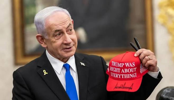 트럼프 대통령으로부터 모자를 선물 받은 네타냐후 총리. 백악관 제공