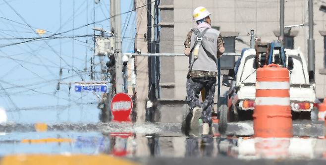 폭염이 계속되고 있는 9일 대구 한 공사장 인근에서 노동자가 이동하고 있다. 연합뉴스